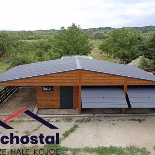 Garaż blaszany 12×6 m z pomieszczeniem gospodarczym i wiatą, złoty dąb z ciemnym grafitem, dach dwuspadowy.