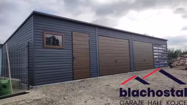 Garaż blaszany 12,5×6 m z wiatą i pomieszczeniem gospodarczym, ciemny grafit z drewnopodobnym orzechem, dach dwuspadowy.