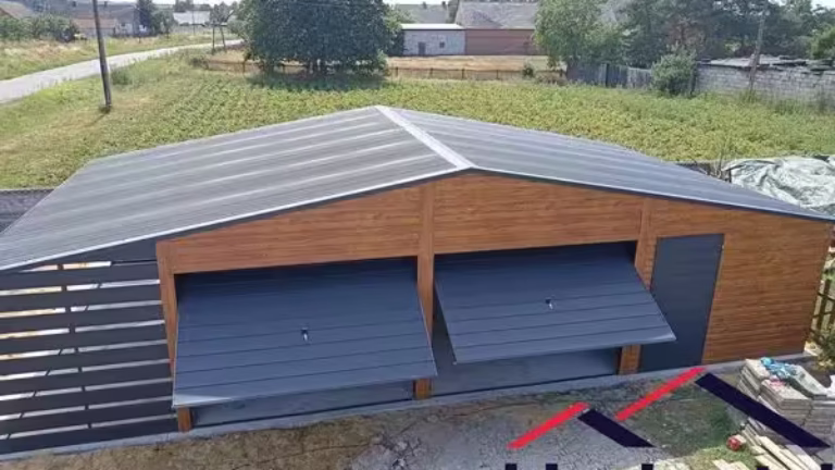 Garaż blaszany 12×6 m z pomieszczeniem gospodarczym, złoty dąb z ciemnym grafitem, dach dwuspadowy.