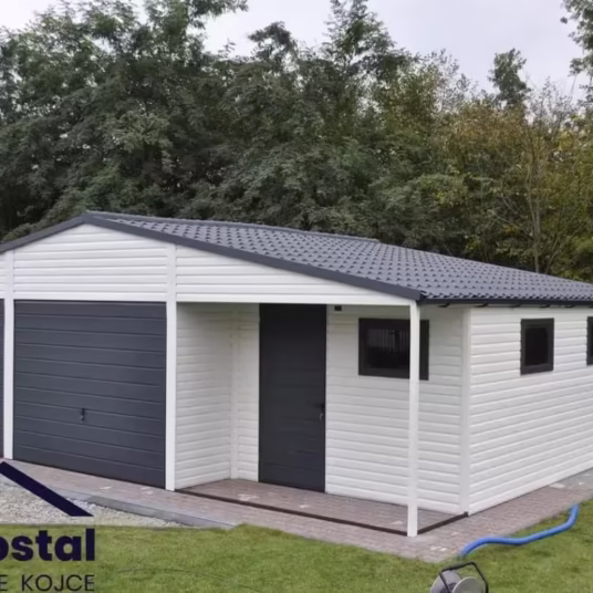 Garaż blaszany 9×6 m z dwiema bramami uchylnymi i pomieszczeniem gospodarczym, biały z ciemnym grafitem, dach z blachodachówki.