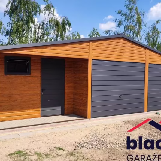 Garaż blaszany 9×6 m z pomieszczeniem gospodarczym, złoty dąb z ciemnym grafitem, dach dwuspadowy.
