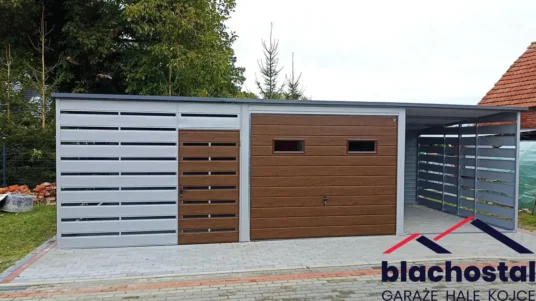 Garaż blaszany 8,5×3,5 m z schowkiem i wiatą, srebrny z drewnopodobnym orzechem, dach dwuspadowy.